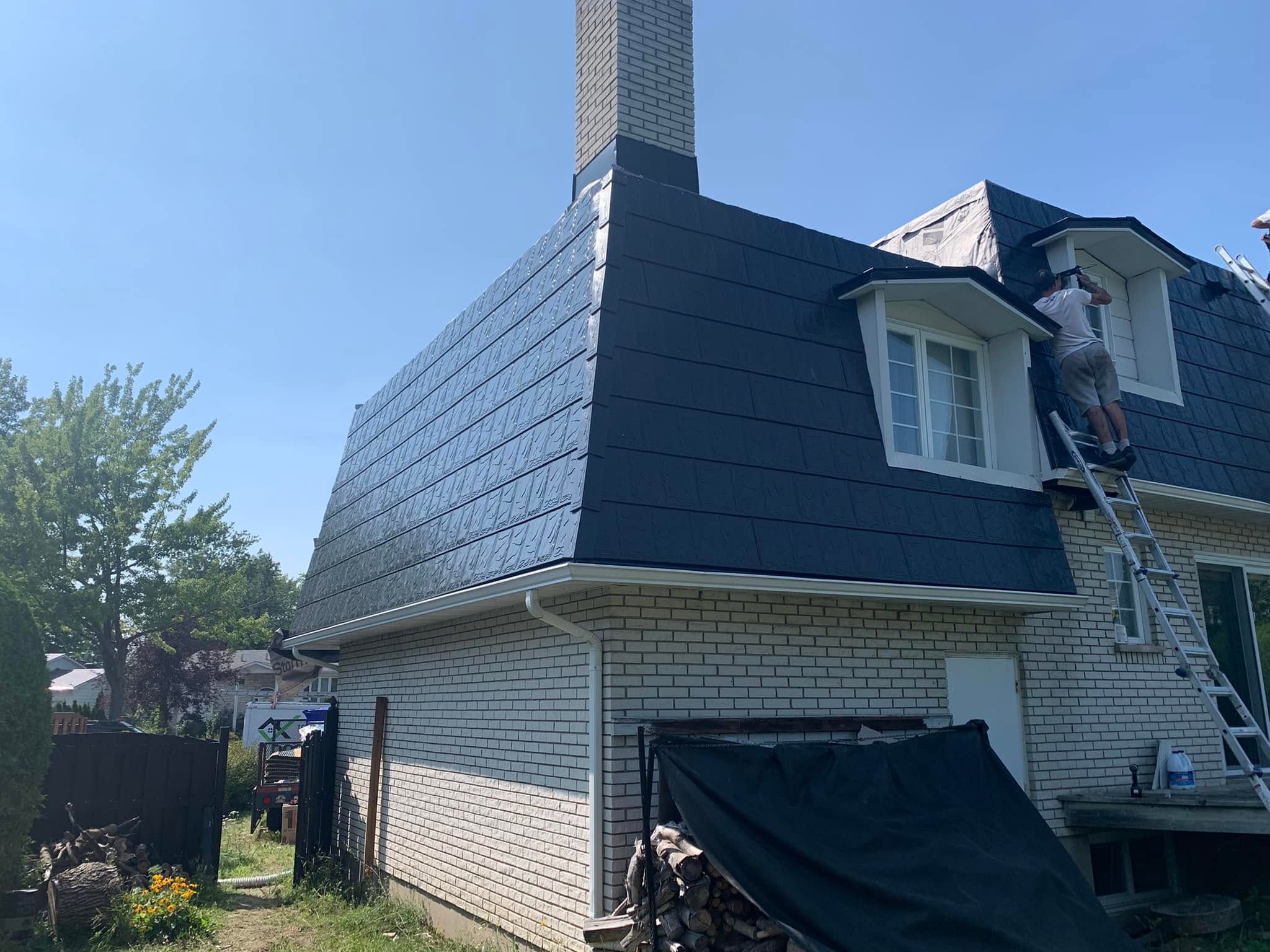 Installation de bardeaux métalliques ECONORDIK™ sur une maison