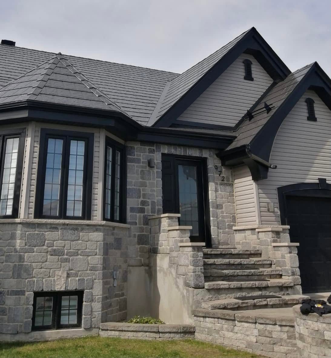 Maison terminée avec toiture métallique ECONORDIK™