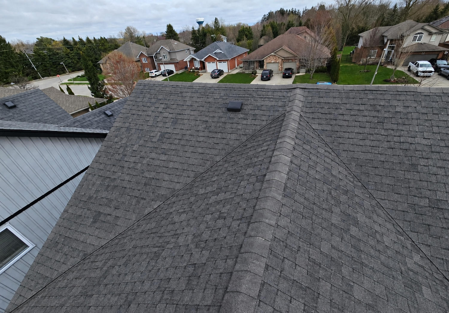 Roof with asphalt shingles before the Metstar MIT transformation